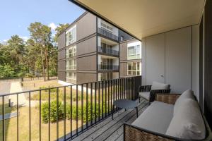 Un balcon sau o terasă la Marina Apartment am See mit Pool und Sauna