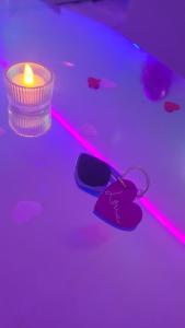 eine Kerze und ein Paar Flip-Flops auf einem Tisch in der Unterkunft Love room à 30 mn des plages et de Vannes in Questembert + 33 Fotos