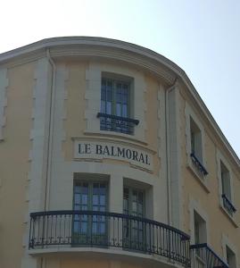 un bâtiment avec un panneau indiquant le balmoral dans l'établissement Hotel Balmoral Dinard, à Dinard