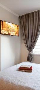 Postel nebo postele na pokoji v ubytování Уютная квартира недалеко от центра города