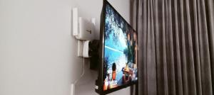 TV a/nebo společenská místnost v ubytování Уютная квартира недалеко от центра города