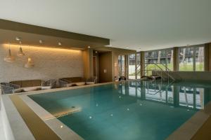 Piscina de la sau aproape de Marina Apartment am See mit Pool und Sauna