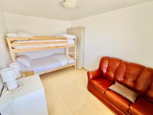 sala de estar con sofá y litera en Casa Maria Cottage with Sea View, en Estreito da Calheta 47 fotos más