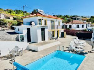 una villa con piscina y una casa en Casa Maria Cottage with Sea View, en Estreito da Calheta