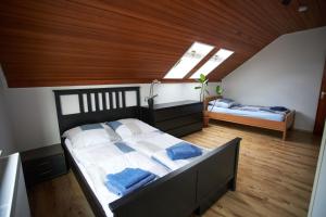 BürgelにあるHaus Rügenの木製の天井と大きなベッドのある寝室