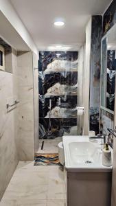 Ένα μπάνιο στο In the middle of Dyrrah +12 φωτογραφίες