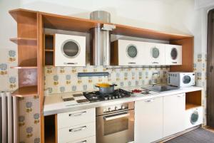 Kuchyň nebo kuchyňský kout v ubytování LA'DELI - Como - grande appartamento con parcheggio, nefltix, giardino, terrazzo + 28 fotografií