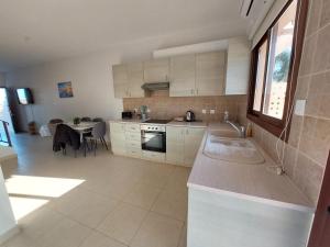 Η κουζίνα ή μικρή κουζίνα στο Andrea's house