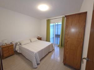 una camera da letto con un letto e una grande finestra di Las Dos Orillas a Costa Calma