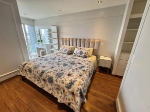 a bedroom with a bed with a floral bedspread at Habitaciones privadas con vistas al parque in Lima