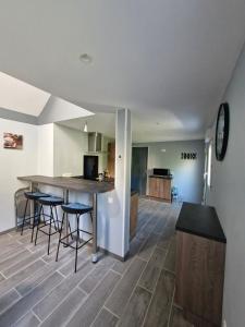Μια τηλεόραση ή/και κέντρο ψυχαγωγίας στο Maison Les 4 As, classée 3 étoiles, à 800 mètres de la mer, 6 personnes