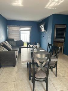 una sala de estar con una mesa y un sofá en Casa completa, en Mazatlán