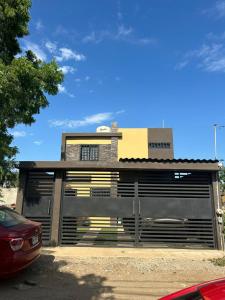 un garaje con un coche aparcado delante de él en Casa completa, en Mazatlán