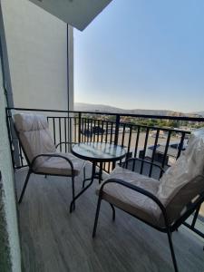deux chaises et une table sur un balcon dans l'établissement Sweet Apartment For Daily Rent, à Tbilissi