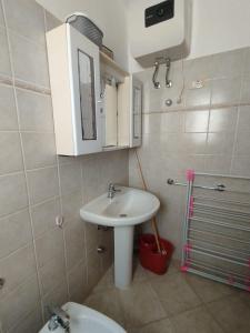 a bathroom with a sink and a toilet at Tres Caravelas Studio Flats in Santa Maria