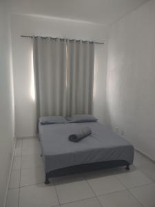 Cama en habitación blanca con cortina en Casa com 03 Quartos, Piscina e Churrasqueira em Itaipuaçu Maricá RJ, en Maricá 58 fotos más