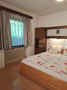 Un pat sau paturi într-o cameră la Appartement Alpenheim