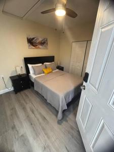 a bedroom with a bed and a ceiling fan at Cozy Stay in Tampa in Tampa