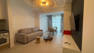 ein Wohnzimmer mit Sofa und Tisch in der Unterkunft Velora Apartments in Năvodari