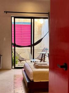 Χώρος καθιστικού στο Couples Downtown Escape +8 φωτογραφίες