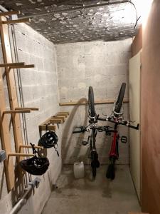 un vélo garé dans une pièce avec un mur dans l'établissement Biolay 1, à Chamonix-Mont-Blanc