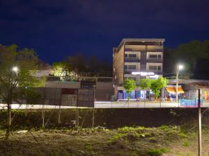 a tall building at night with a street light at Cobertura Jacuzzi e Area Gourmet Sao Judas in Divinópolis