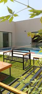 una habitación con 2 bancos y una mesa en شاليه لينا الفندقيه, en Medina