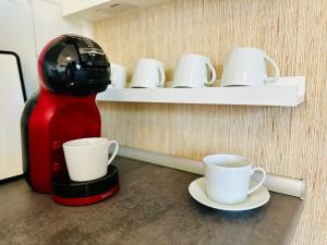 Una cafetera y dos tazas en un mostrador en Atlantic Breeze, en Los Realejos