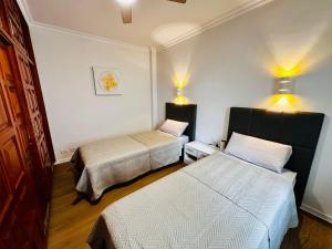 Habitación con 2 camas y luces en la pared en Atlantic Breeze, en Los Realejos