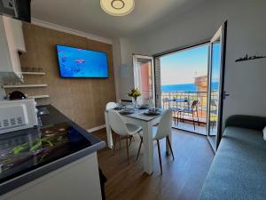 cocina y sala de estar con mesa y vistas en Atlantic Breeze, en Los Realejos