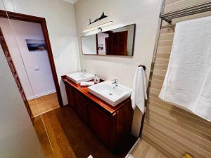 Un baño con dos lavabos y un espejo. en Atlantic Breeze, en Los Realejos 13 fotos más