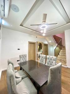 a dining room with a table and chairs at The Elegans Apartments in Rubuchi