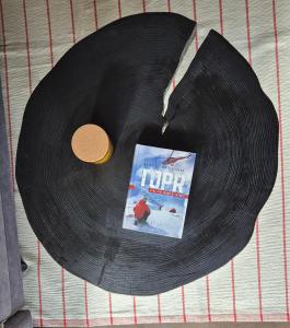 un tourne-disque avec un livre dessus dans l'établissement Mio Apartament Z Ogródkiem Zakopane Kościelisko Free Parking, à Zakopane