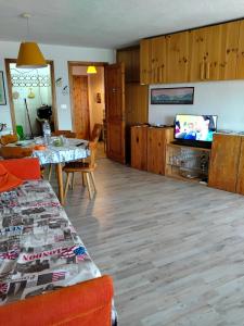皮拉A CASA DI ANNA PILA AOSTA的带桌子和电视的客厅