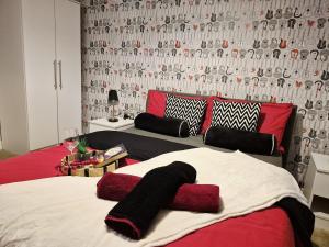 バーミンガムにあるScarlet-Birm City Centre, Free Secure Parking, 2 bedroomのベッドルーム1室(赤と白のベッド1台付)