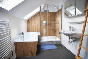 BürgelにあるHaus Rügenの浴槽、洗面台、シャワーを備えたバスルーム +41枚の写真