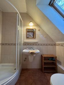 un bagno con lavandino e vasca da bagno di Tulipános Ház a Velence