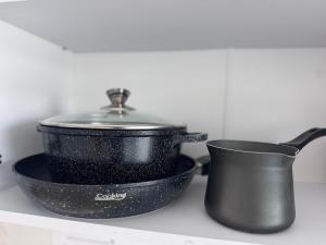 a pot and a pan sitting on top of a stove at Apartment in Ploiești 4 in Ploieşti