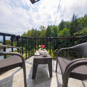 Un patio con una mesa y sillas en un balcón. en Villa on the Hill, en Kutaisi
