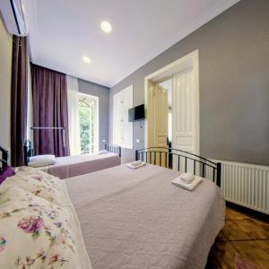 Un dormitorio con dos camas y una gran ventana. en Villa on the Hill, en Kutaisi 35 fotos más