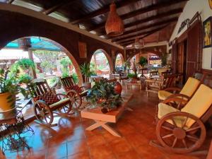a living room with chairs and tables and chairs at Hostal Don Miguel in Rivas