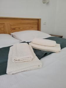 En eller flere senge i et værelse på Cabana Valea Muntelui