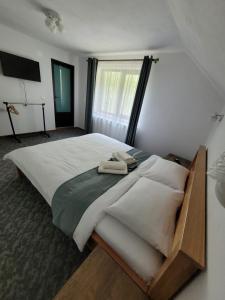 En eller flere senge i et værelse på Cabana Valea Muntelui + 8 billeder