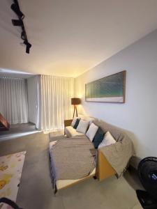 Khu vực ghế ngồi tại Casa Duplex Praia da Bacutia Enseada Azul +44 ảnh