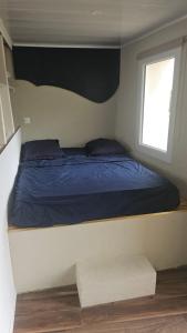 ル・ブールーにあるAppartement avec jardin privatifの窓のある小さな部屋のベッド +16枚の写真