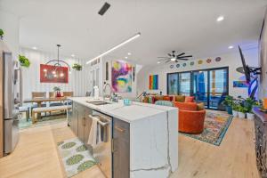eine Küche und ein Wohnzimmer mit offenem Schnitt in der Unterkunft Luxury Home 4BR 4BA City Views HotTub GameRoom in Atlanta