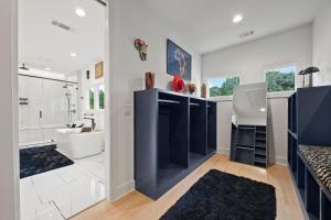 ein weißes Badezimmer mit Waschbecken und Badewanne in der Unterkunft Luxury Home 4BR 4BA City Views HotTub GameRoom in Atlanta + 42 Fotos