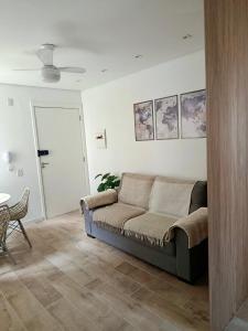 un soggiorno con un divano e un tavolo di Stay & Relax Enseada - Guarujá a Guarujá