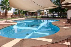 埃莫西约Casa Serena的一个带遮阳伞的大型蓝色游泳池