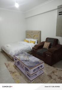 Un pat sau paturi într-o cameră la Prift Royal Apartments